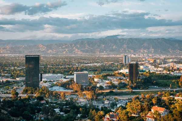 Cityscape view of the San Fernando Valley from Universal City Ov — Stock Photo, Image