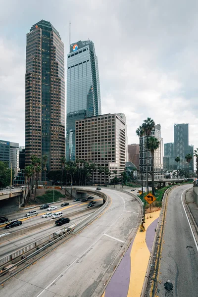 Stadsbilden skyline utsikt över 110 motorväg i centrala Los Angele — Stockfoto