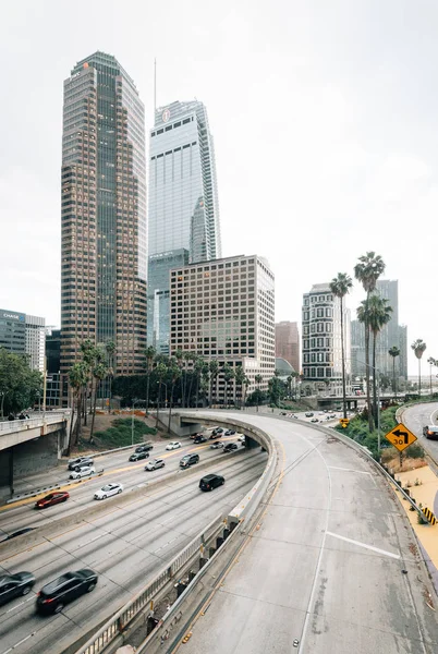 Vista panorámica del paisaje urbano de la autopista 110 en el centro de Los Ángeles — Foto de Stock