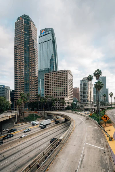 Vista panorámica del paisaje urbano de la autopista 110 en el centro de Los Ángeles — Foto de Stock