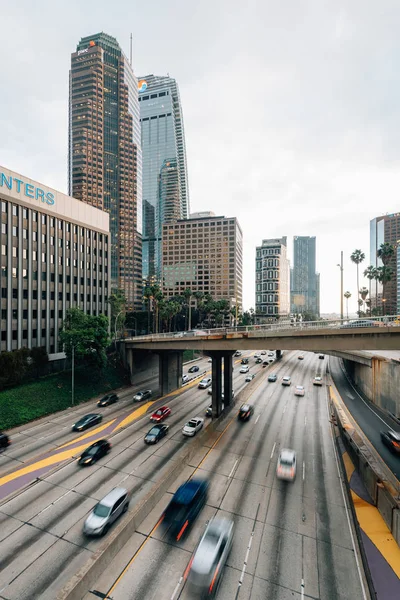 Stadsbilden skyline utsikt över 110 motorväg i centrala Los Angele — Stockfoto