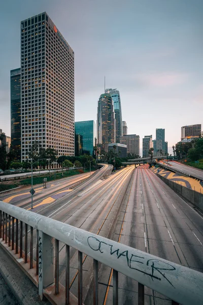 Los angeles Skyline Stadtbild lange Belichtung der Autobahn 110, — Stockfoto