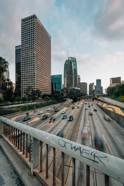 Stadsbilden skyline utsikt över 110 motorväg i centrala Los Angele — Stockfoto