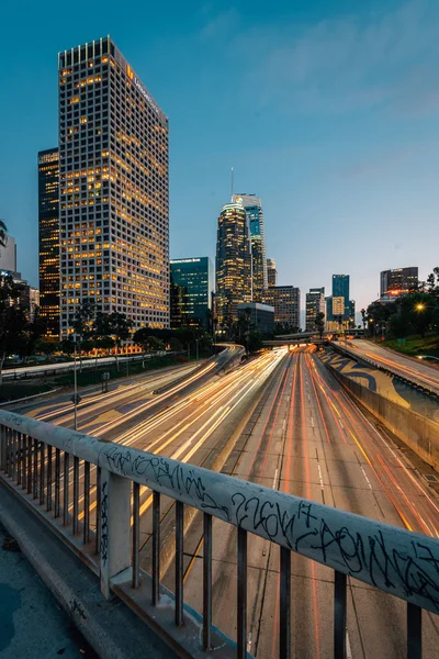 Los Angeles vue sur le paysage urbain de l'autoroute 110 la nuit , — Photo