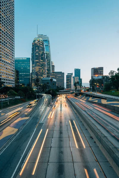 Los Angeles skyline cityscape view of the 110 Freeway at night, — Stock Photo, Image