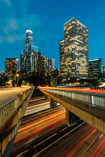 Los Angeles skyline vista cityscape da auto-estrada 110 à noite , — Fotografia de Stock