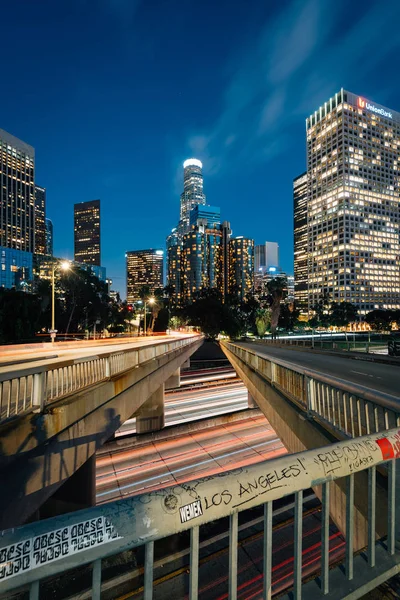 Gece 110 Otoban Los Angeles siluet cityscape görünümü, — Stok fotoğraf
