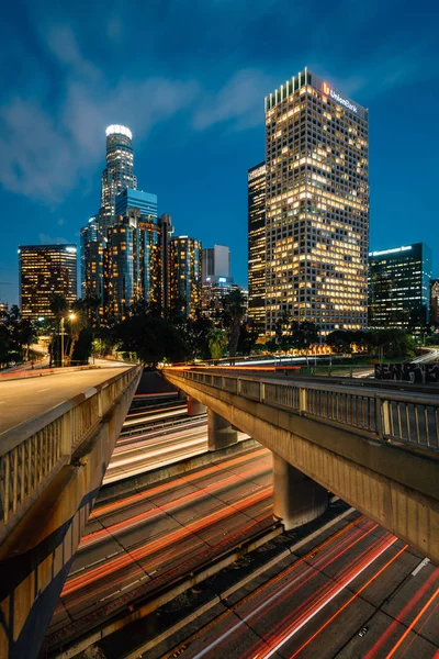 Los Angeles skyline vista cityscape da auto-estrada 110 à noite , — Fotografia de Stock