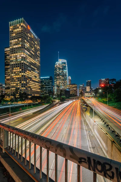Vista panorámica del paisaje urbano de Los Ángeles de la autopista 110 por la noche , — Foto de Stock
