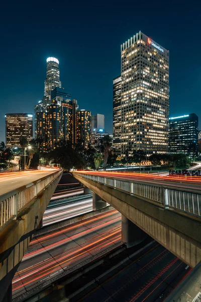 Θέα στο αστικό τοπίο του Λος Άντζελες του αυτοκινητόδρομου 110 τη νύχτα, — Φωτογραφία Αρχείου