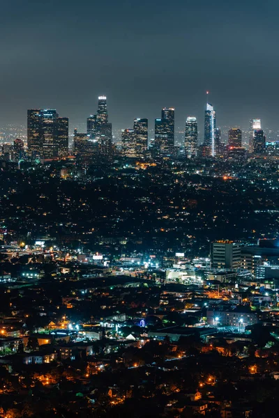 Vista del paisaje urbano del horizonte del centro por la noche, desde Griffith O — Foto de Stock