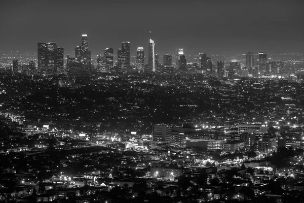 Vue du paysage urbain de l'horizon du centre-ville la nuit, de Griffith O — Photo