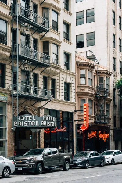 Signs and historic buildings on 8th Street in downtown Los Angel — Stock Photo, Image
