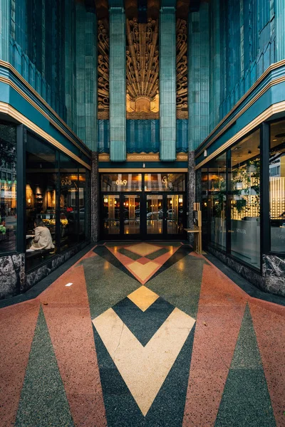 East Columbia Buildingin sisäänkäynti Los Angelesin keskustassa — kuvapankkivalokuva