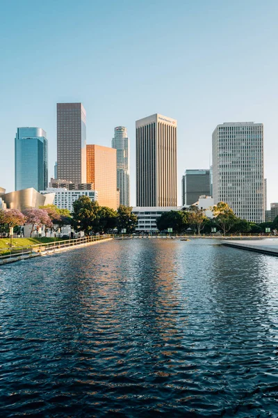 The downtown Los Angeles skyline, with the reflecting pool at th — Stock Photo, Image