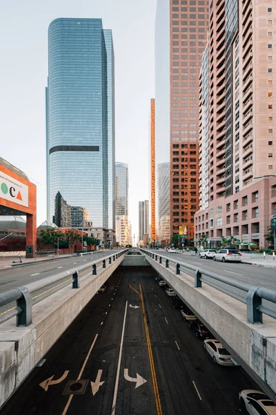 Cityscape widok tunel na Grand Avenue i nowoczesnych budynków — Zdjęcie stockowe