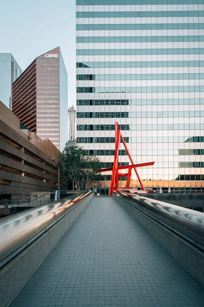 Puente peatonal y arquitectura moderna en el centro de Los Angele —  Fotos de Stock