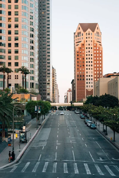 Vista del paisaje urbano de 5th Street en el centro de Los Ángeles, California —  Fotos de Stock