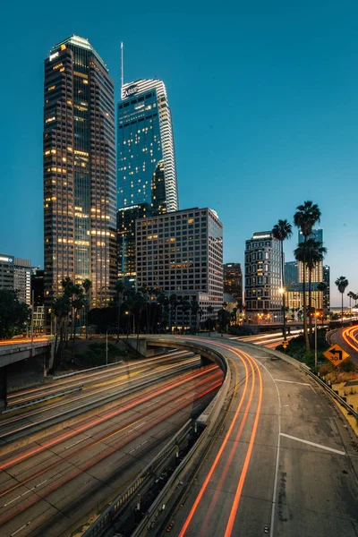 Los Angeles skyline stadsbilden utsikt över 110 motorväg på natten, — Stockfoto