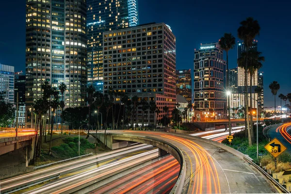 Los Angeles felhőkarcolói városkép kilátás a 110 Freeway éjjel, — Stock Fotó