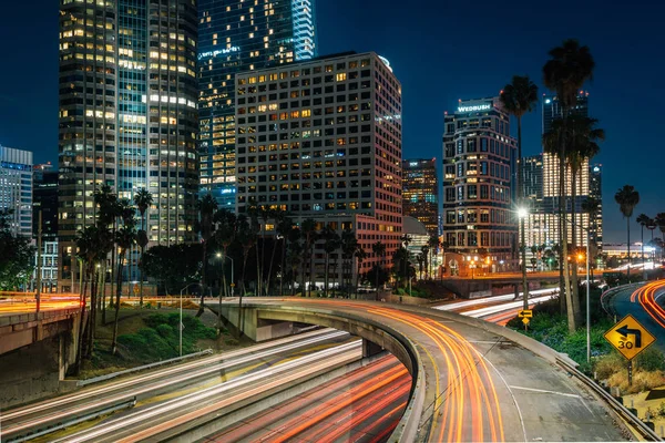 Los Angeles skyline vista cityscape da auto-estrada 110 à noite , — Fotografia de Stock