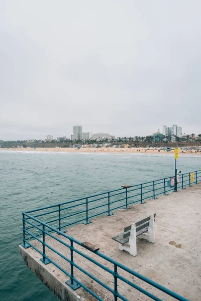 Bank ve Santa Monica, Califor iskelede plaj görünümü — Stok fotoğraf