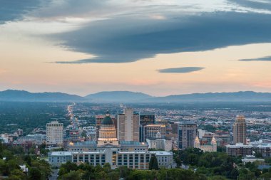 Utah State Capitol Binası ve şehir silüeti görünümü 