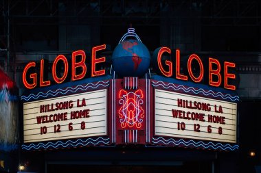 Los Angeles şehir merkezinde gece globe tiyatro işareti, Kaliforniya