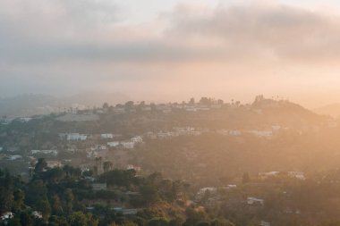 Runyon Canyon Park'ta Hollywood Tepeleri üzerinde gün batımı, Los An
