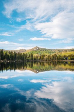 Uinta-Wasatch-Cache'deki Silver Lake'teki dağların yansımaları 