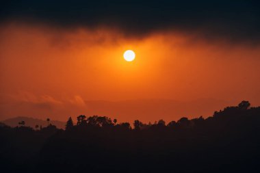 Runyon Canyon Park'ta Hollywood Tepeleri üzerinde gün batımı, Los An