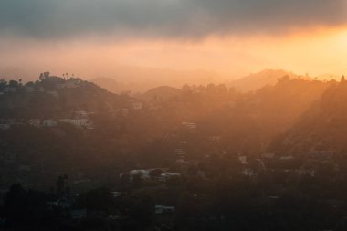 Runyon Canyon Park'ta Hollywood Tepeleri üzerinde gün batımı, Los An