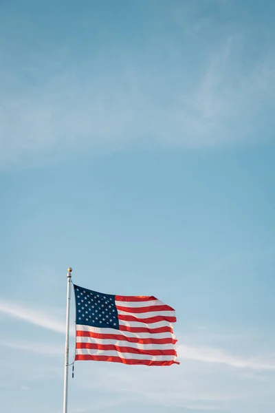Een Amerikaanse vlag die vliegt met een blauwe hemel — Stockfoto