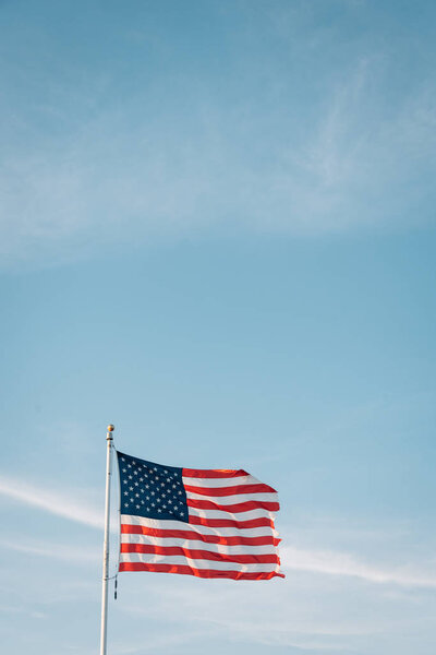 Американский флаг с голубым небом
