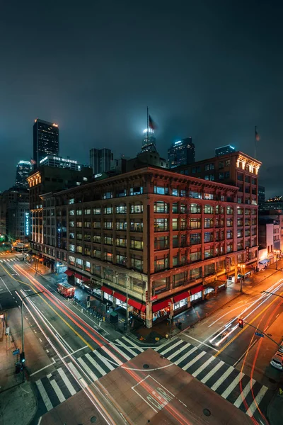 Stadtbild Nachtansicht einer Kreuzung auf der Breiten Straße in der Innenstadt — Stockfoto