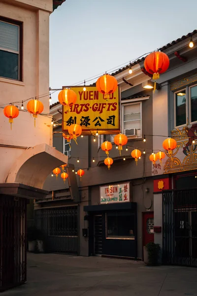 Laternen und Schilder in chinatown, los angeles, kalifornien — Stockfoto