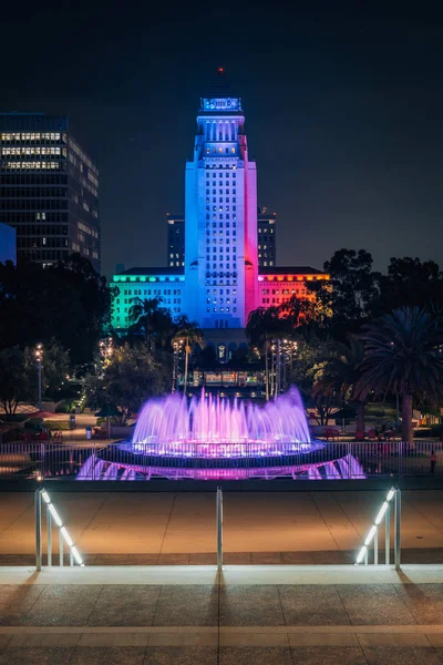 Fountains at Grand Park, and City Hall at night, in downtown Los — Stock Photo, Image