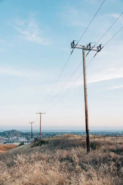 Los Angeles, Kaliforniya'daki Ascot Hills Park'ta elektrik hatları — Stok fotoğraf