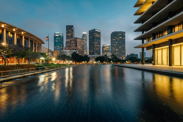 Gece şehir Los Angeles silueti, yansıtan p ile — Stok fotoğraf