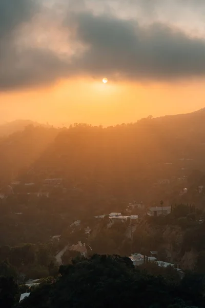 Solnedgång över Hollywood Hills vid Runyon Canyon Park, i Los an — Stockfoto