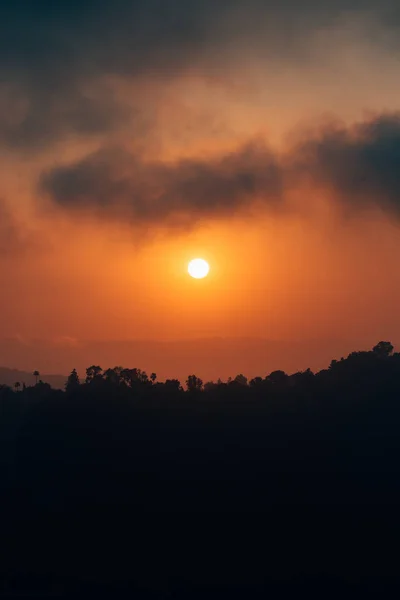 Solnedgång över Hollywood Hills vid Runyon Canyon Park, i Los an — Stockfoto