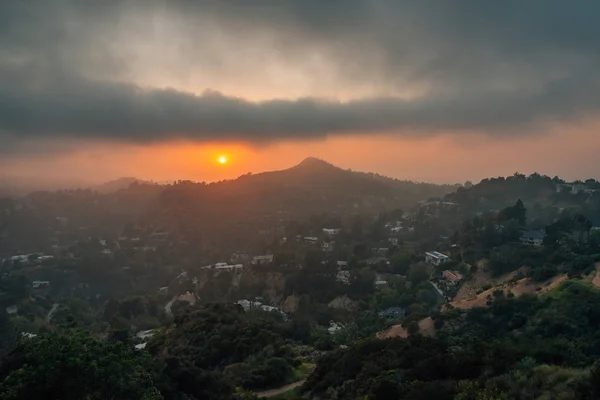 Solnedgång över Hollywood Hills vid Runyon Canyon Park, i Los an — Stockfoto