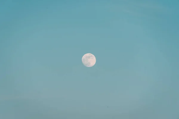 Uma lua cheia com céu azul — Fotografia de Stock