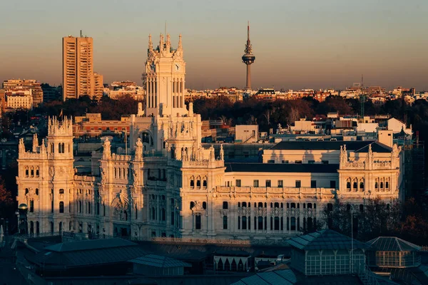 Widok z Palacio de Cibeles o zachodzie słońca, w Madrycie, Hiszpania — Zdjęcie stockowe