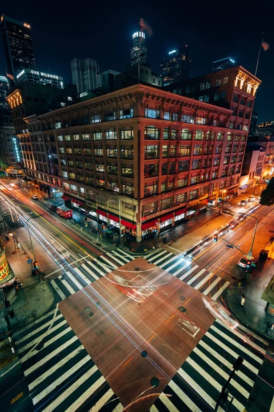 Cityscape vista noturna de um cruzamento na Broadway no centro da cidade — Fotografia de Stock