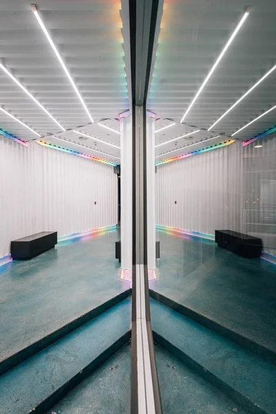 反射のあるモダンな廊下、ロサンゼルスのダウンタウン、カリフォルニア州 — ストック写真