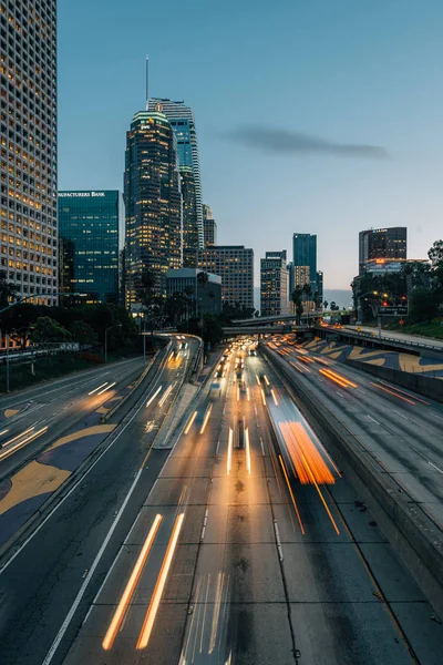 Long exposure of traffic on the 110 Freeway and the skyline in d — Stock Photo, Image