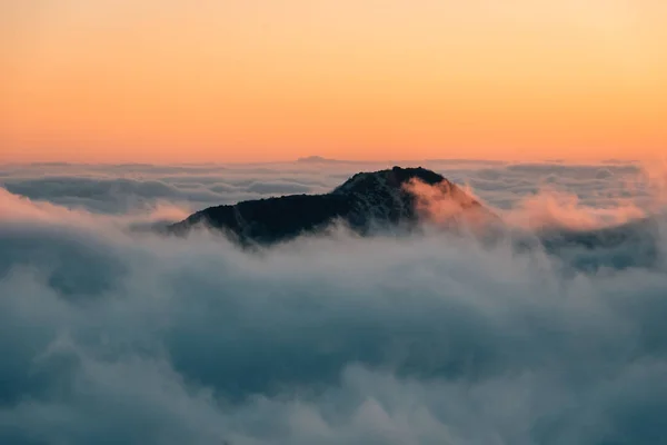 View of marine layer low clouds over Los Angeles at sunset, from — Stock Photo, Image