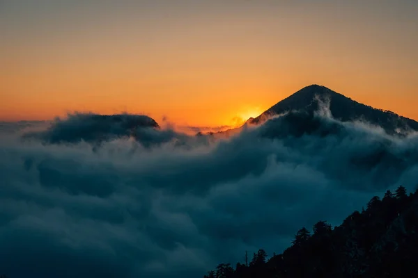 View of marine layer low clouds over Los Angeles at sunset, from — Stock Photo, Image