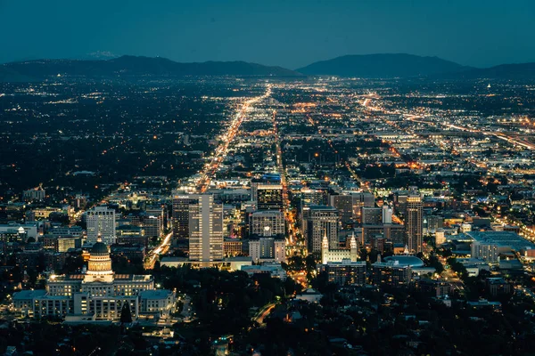 View of the downtown skyline at night, from Ensign Peak, in Salt — Stock Photo, Image